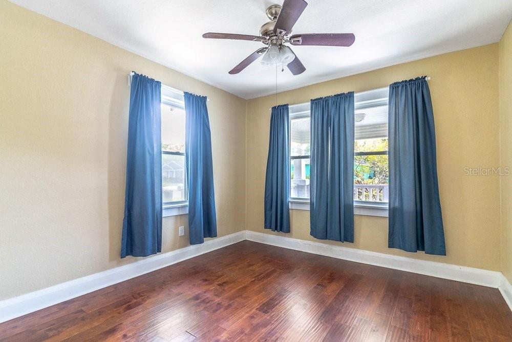 4QE | SUBURB ROYAL - Residential