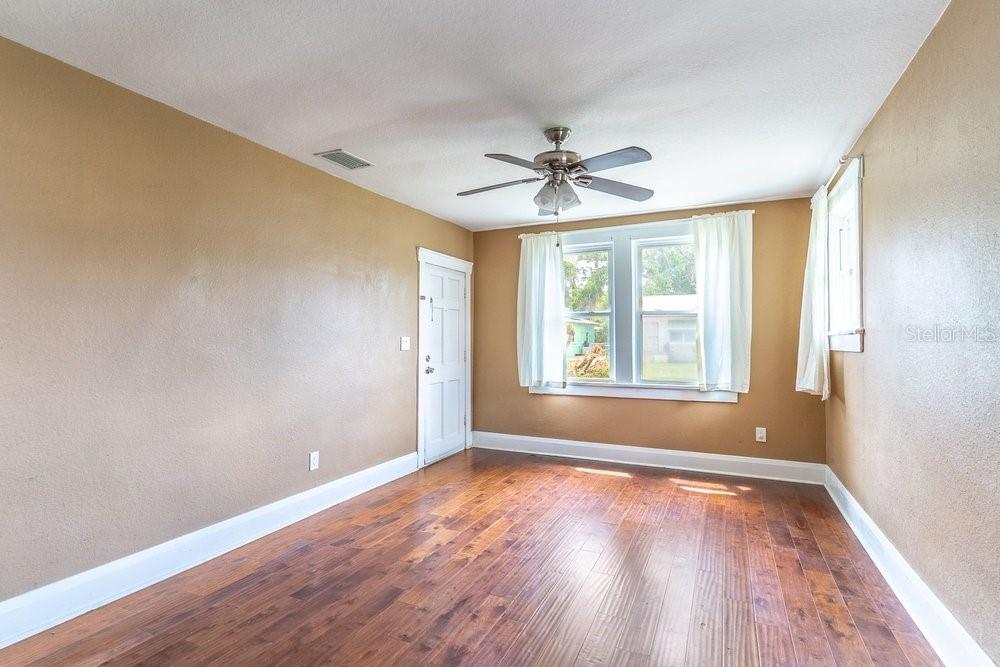 4QE | SUBURB ROYAL - Residential