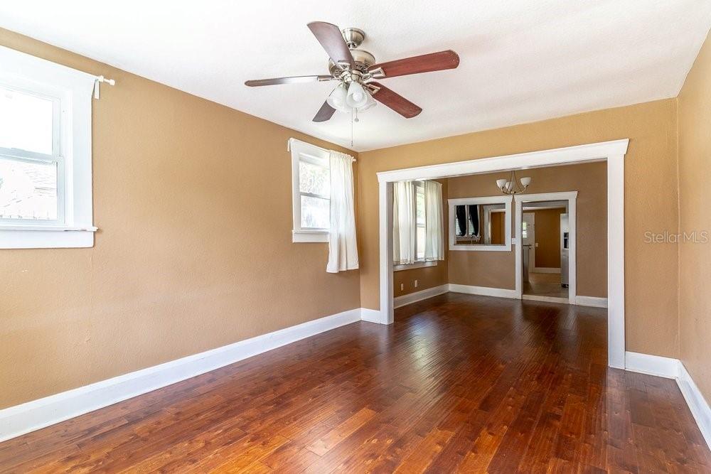 4QE | SUBURB ROYAL - Residential