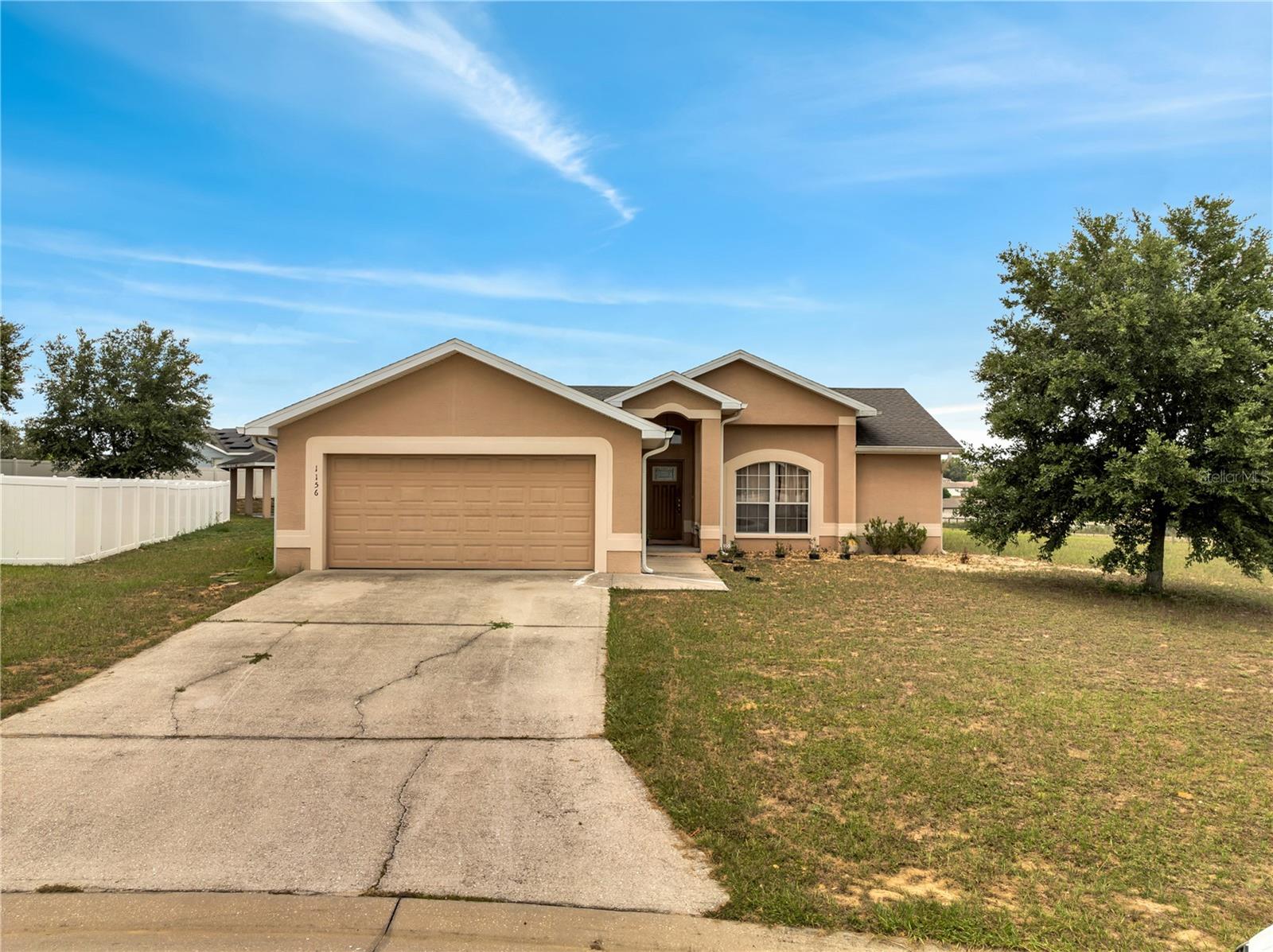 Beautiful 3/2 seating on an overside lot, about 30 minuted from Disney Walt and the MCO airport. scheduled your showing today