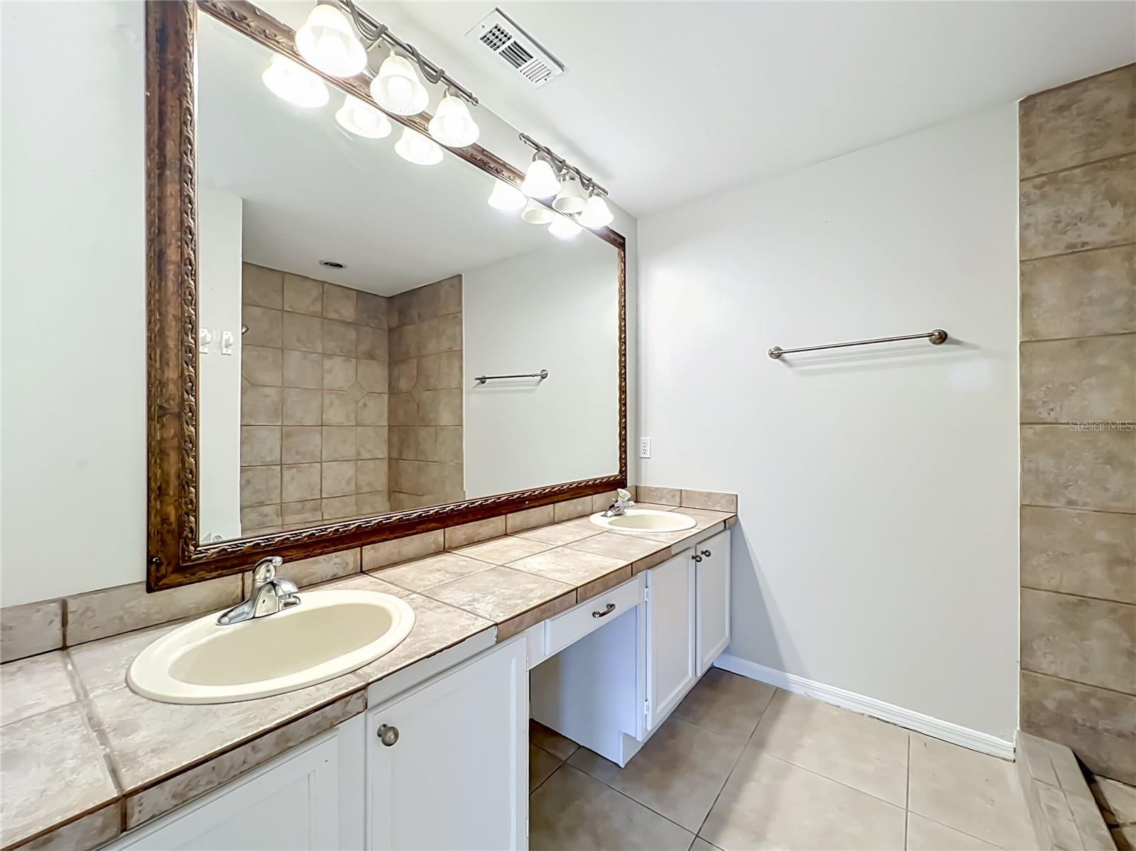 MIDDLETON OAKS - Residential