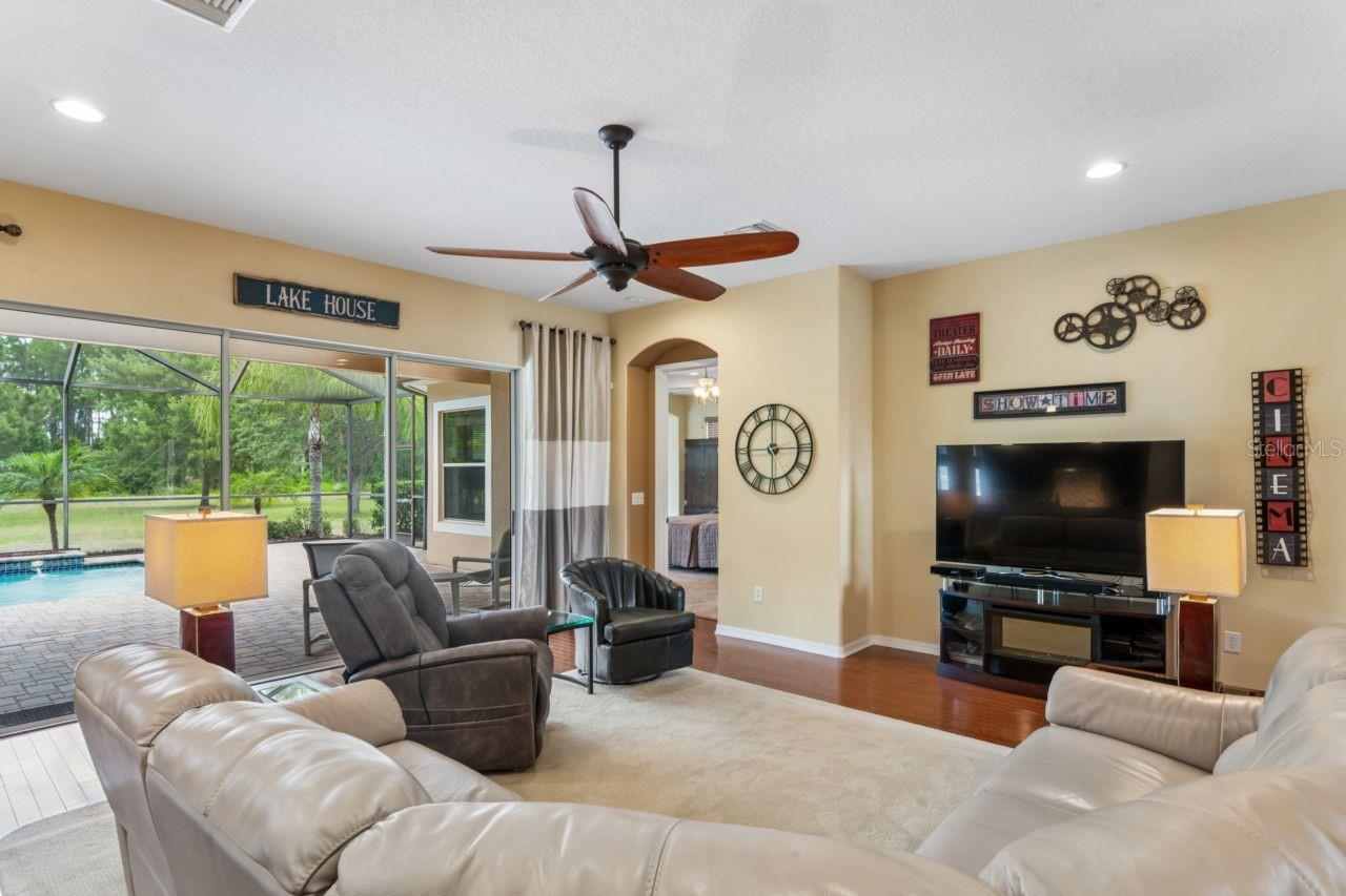 WATERS EDGE 04 - Residential