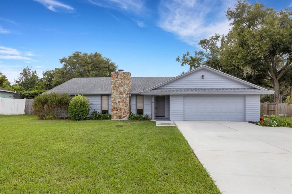 Photo of 633 Willow Run, Lakeland, FL 33813 (MLS # L4956446)