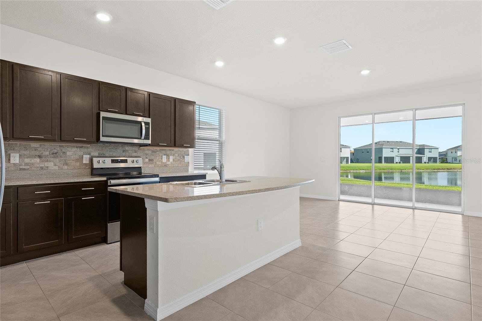 WOODLEAF HAMMOCK A REP OF A POR O - Residential Lease