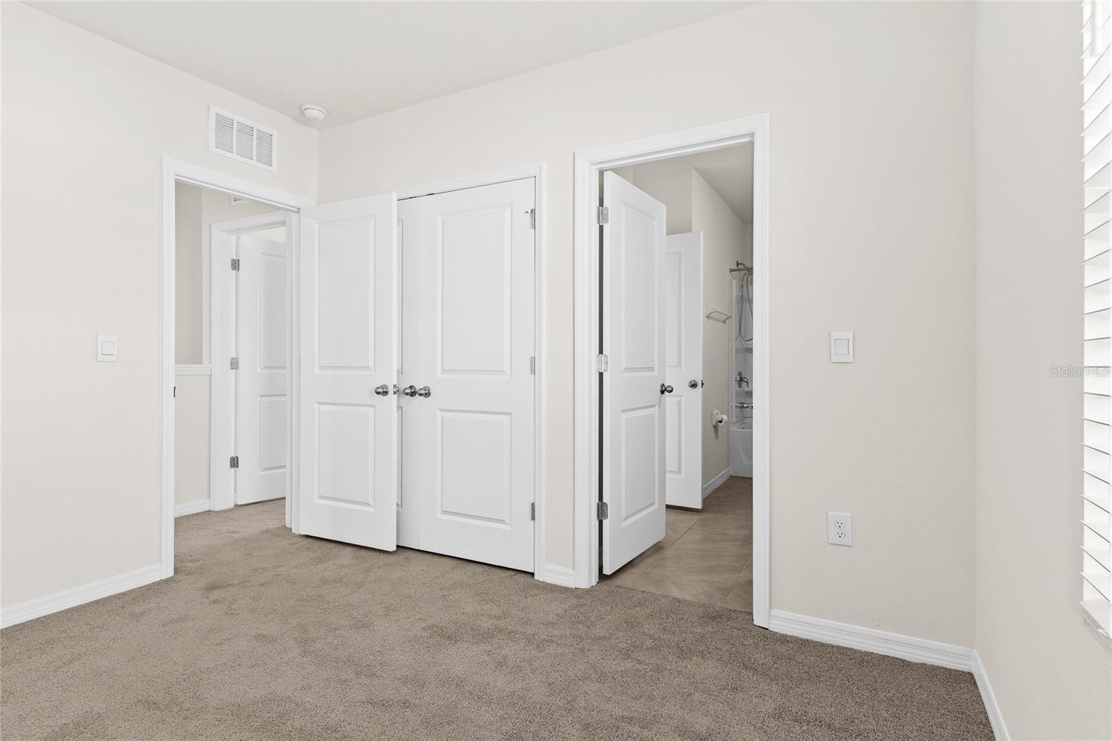 WOODLEAF HAMMOCK A REP OF A POR O - Residential Lease