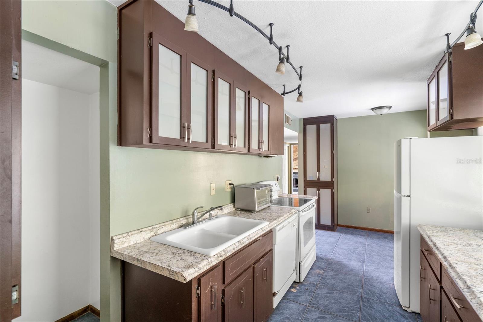 GOLDEN ACRES - Residential