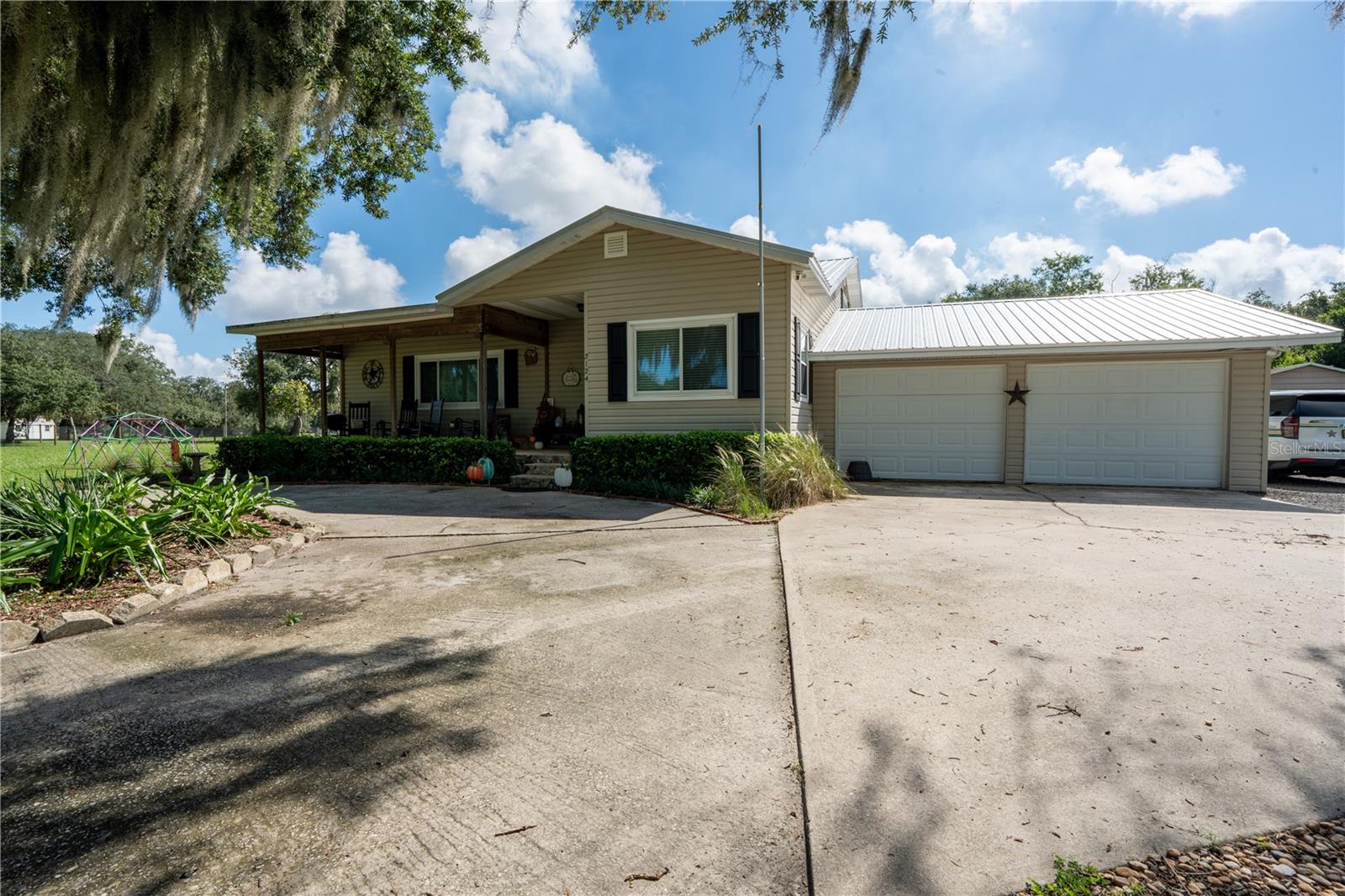 2124 FOX RUN LANE