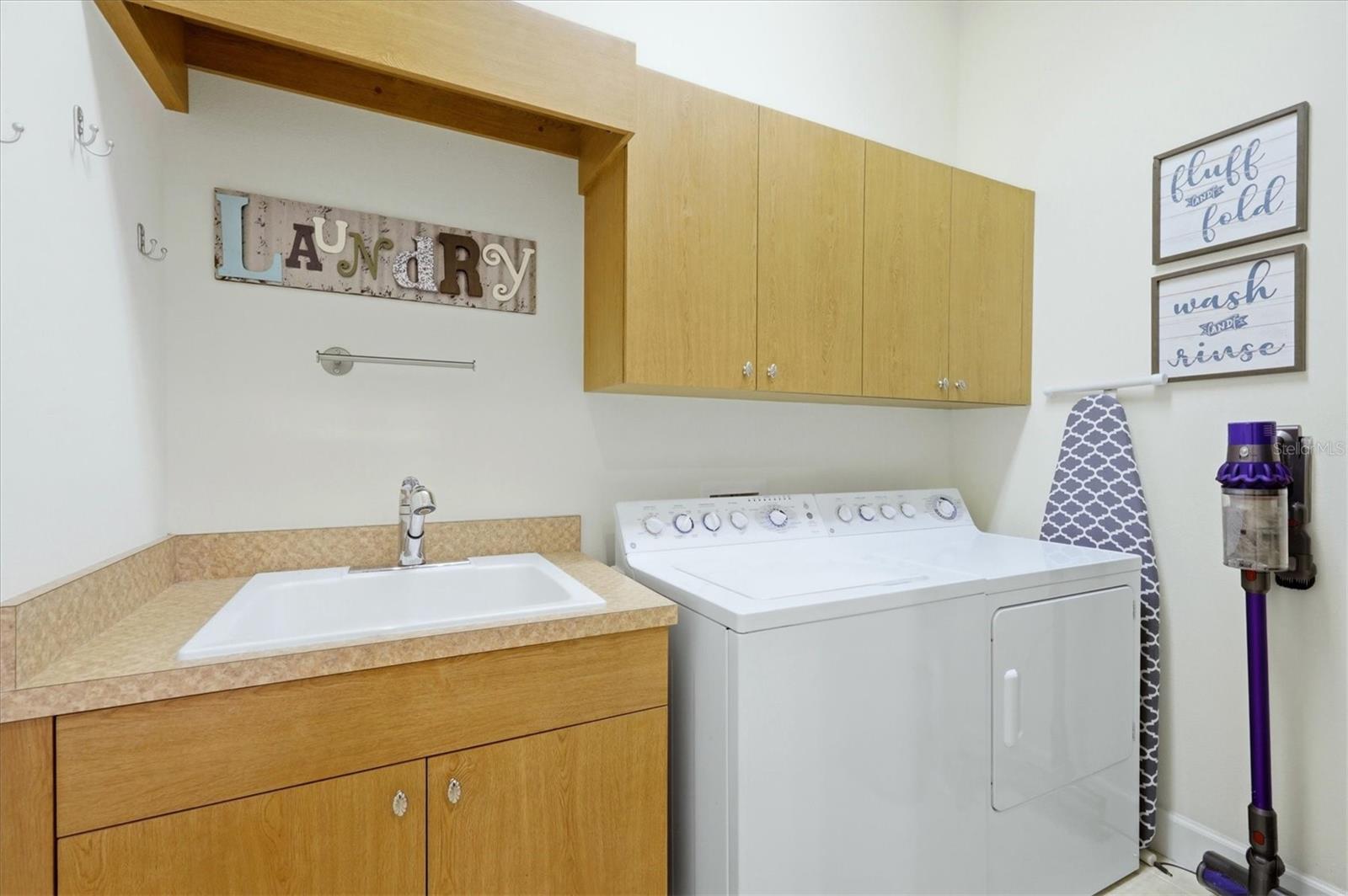 PELICAN POINTE GOLF & CNTRY CL - Residential