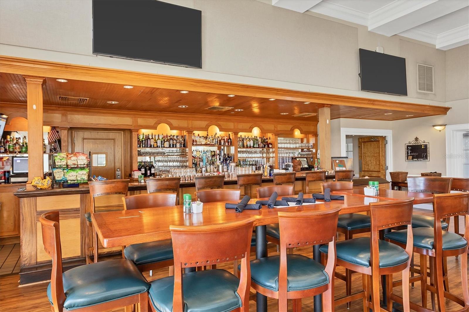 PELICAN POINTE GOLF & CNTRY CL - Residential