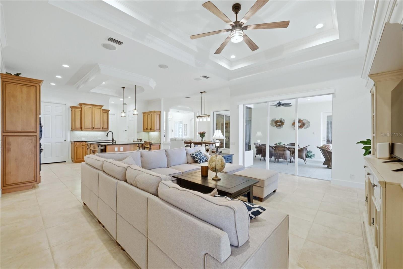 PELICAN POINTE GOLF & CNTRY CL - Residential