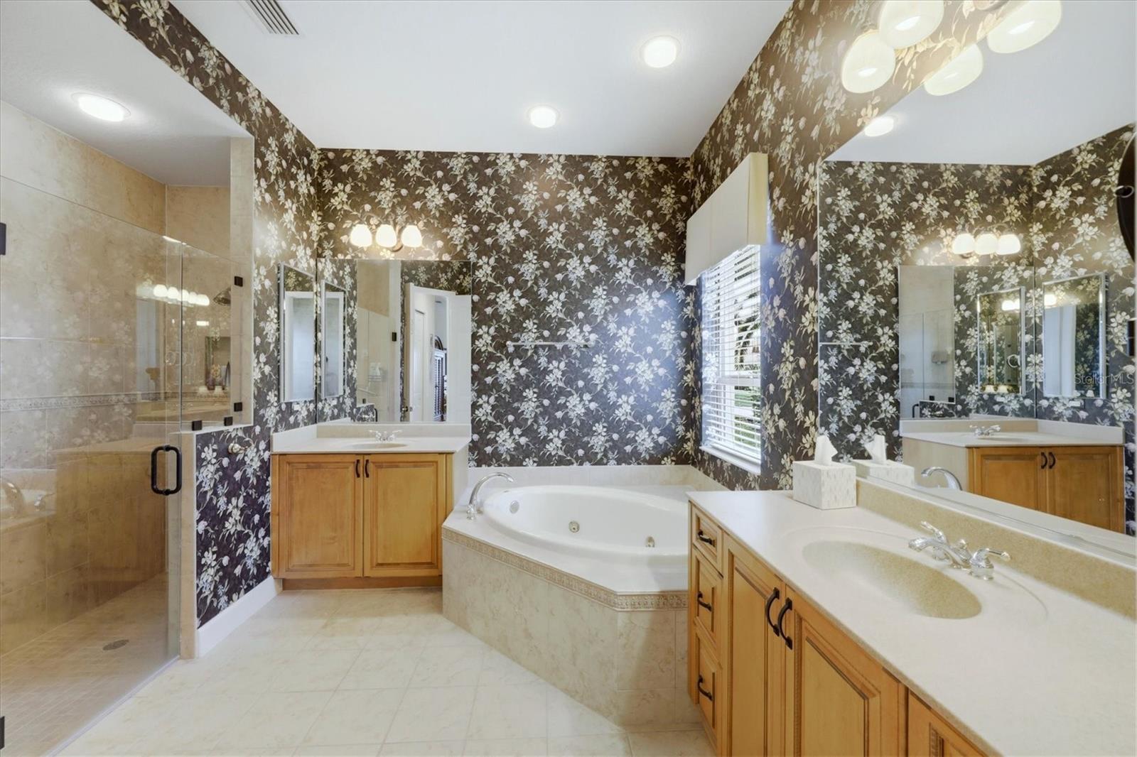 PELICAN POINTE GOLF & CNTRY CL - Residential