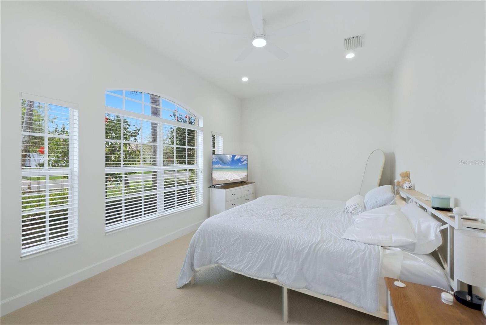 PELICAN POINTE GOLF & CNTRY CL - Residential