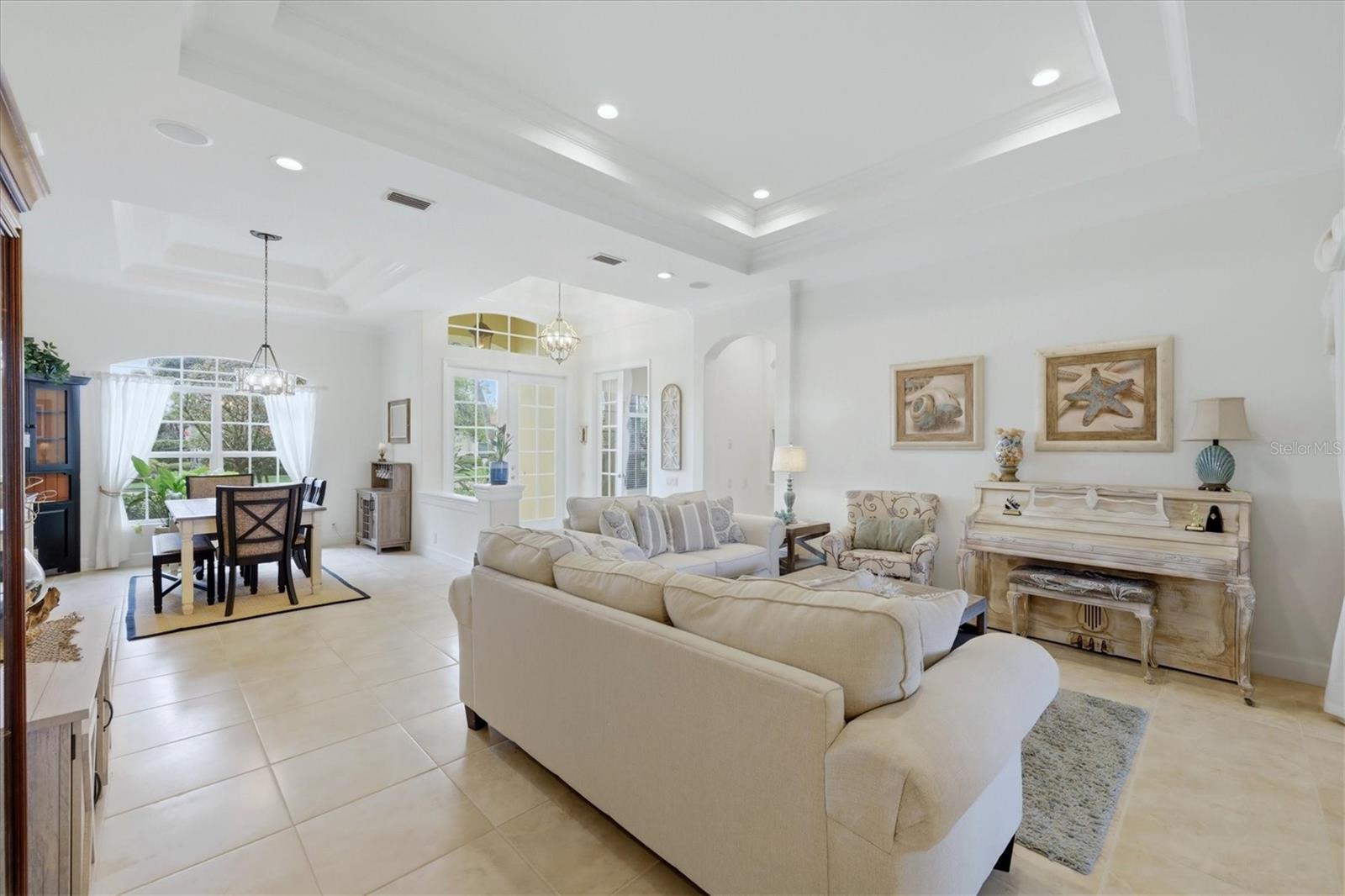 PELICAN POINTE GOLF & CNTRY CL - Residential