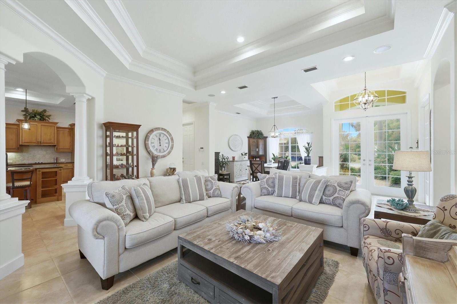 PELICAN POINTE GOLF & CNTRY CL - Residential