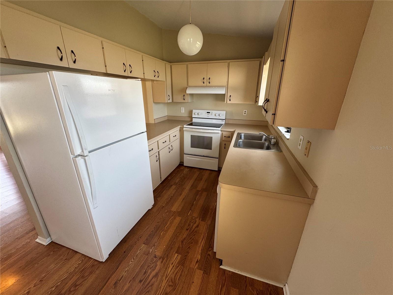 VENICE GARDENS - Residential Lease