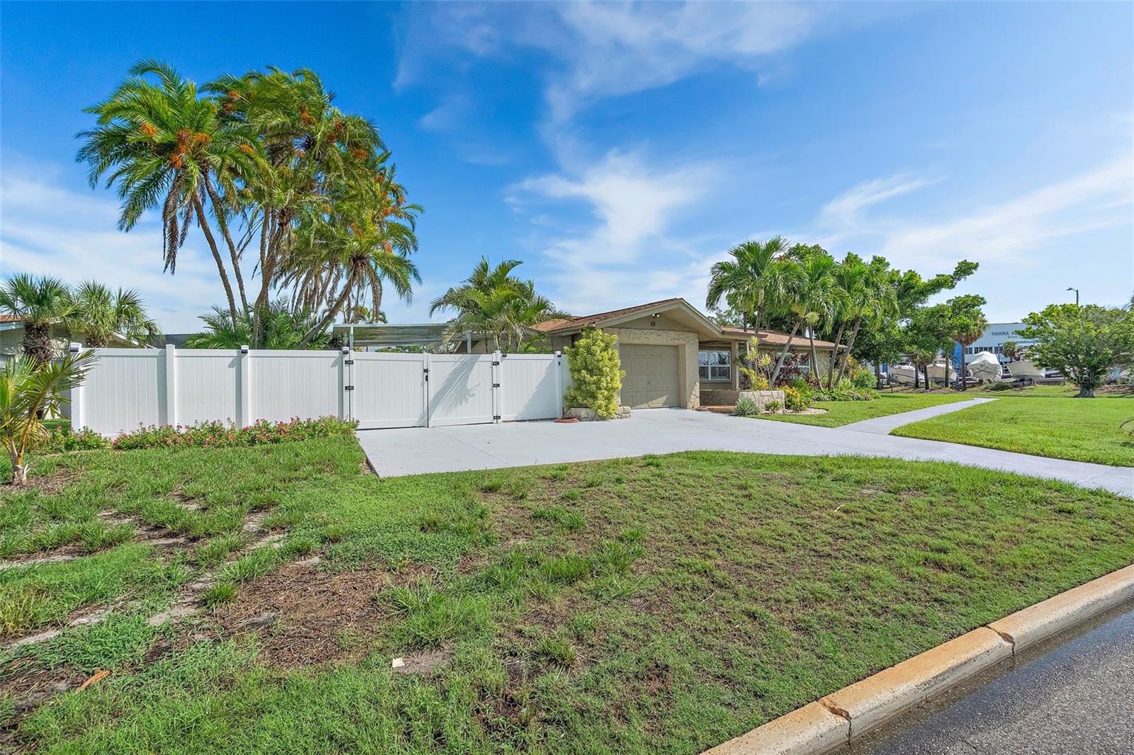 TIERRA VERDE - Residential