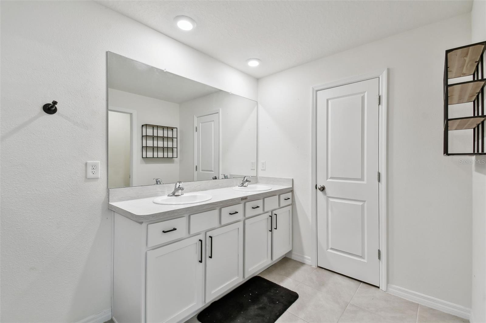 ZEPHYR LAKES SUB - Residential Lease