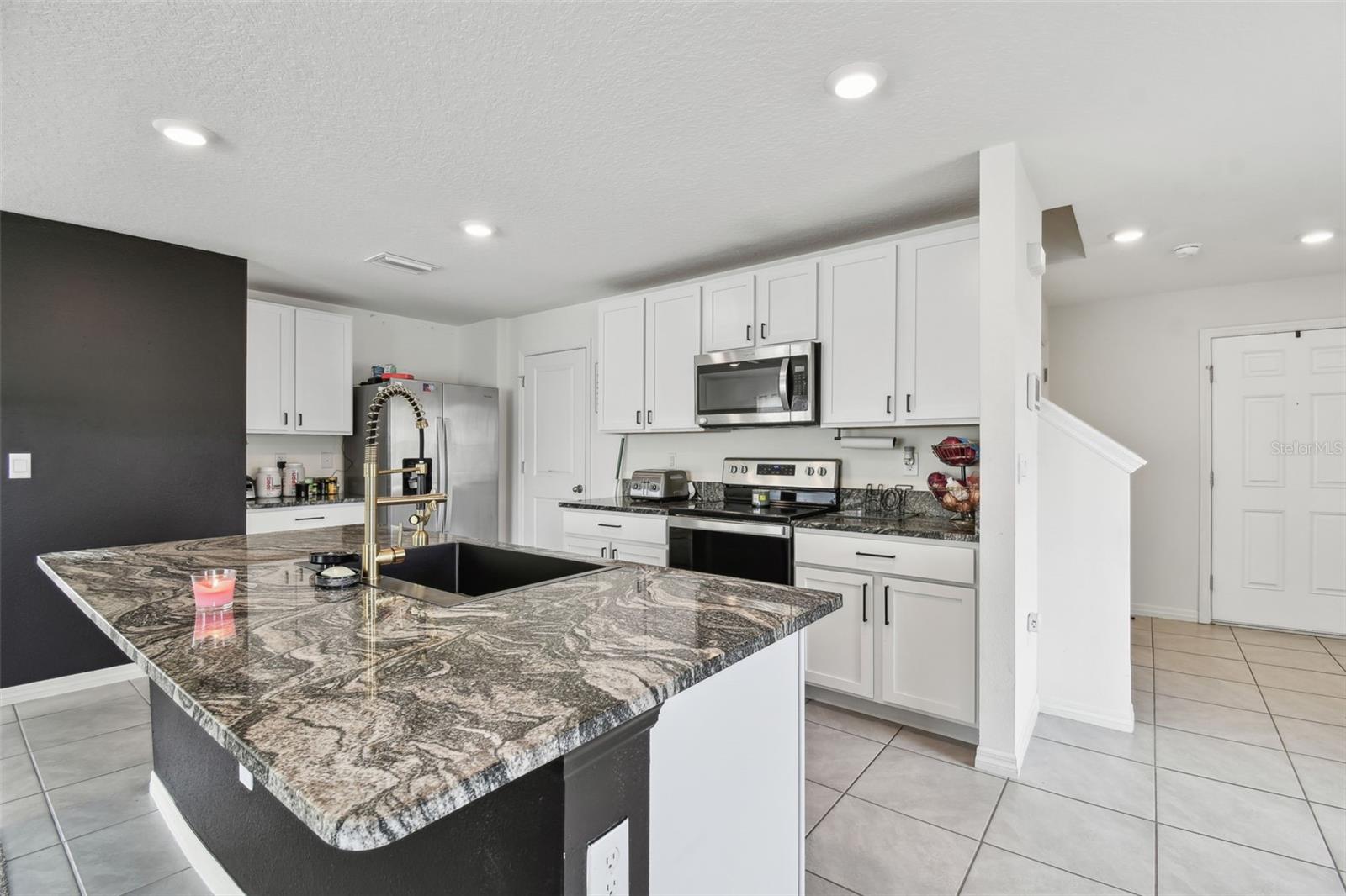 ZEPHYR LAKES SUB - Residential Lease