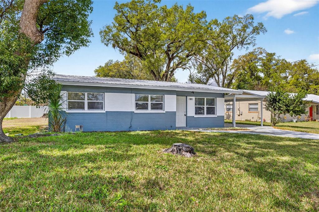 Photo of 901 N Nancy Terrace, Plant City, FL 33563 (MLS # TB8483618)