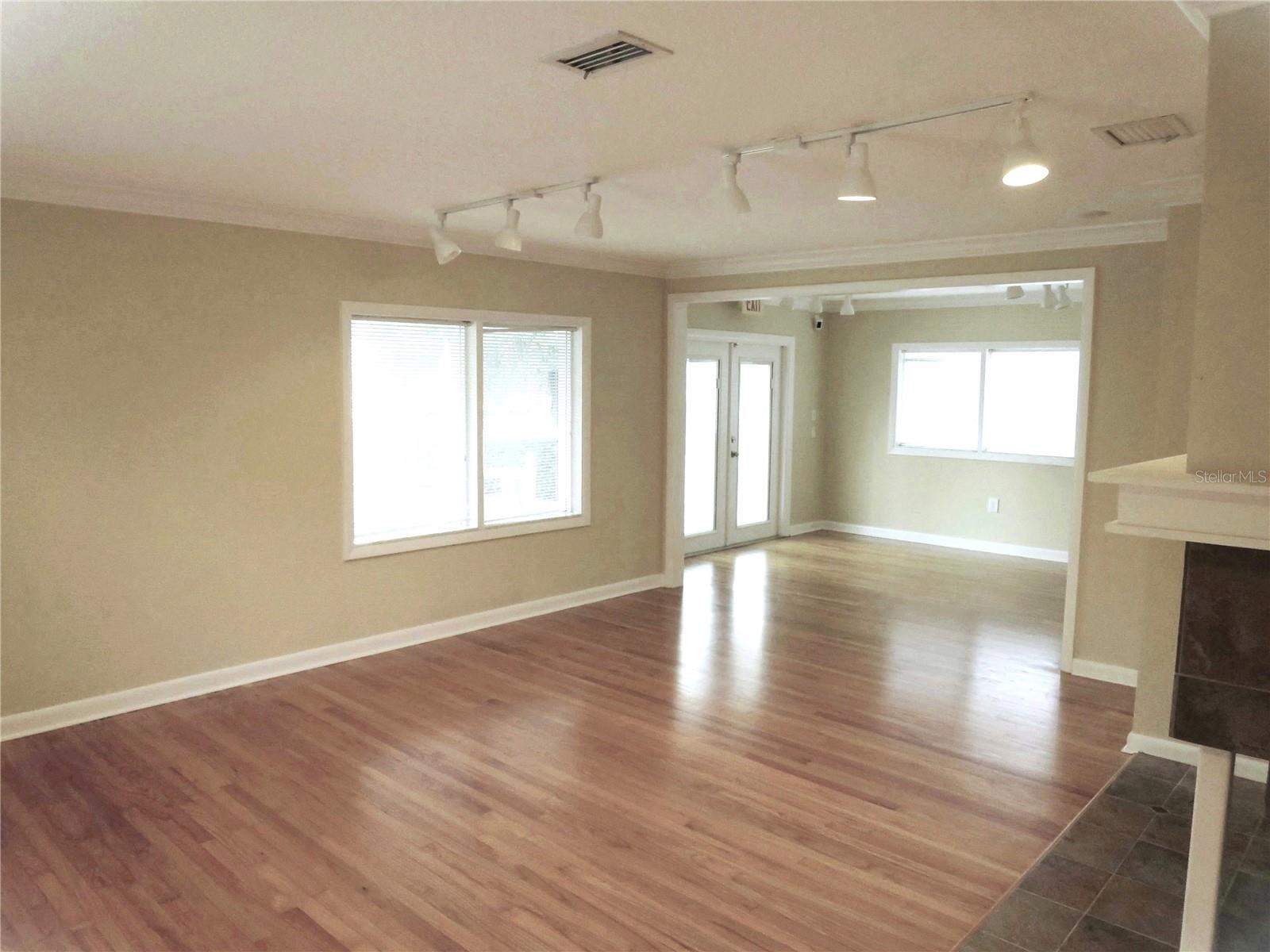 ALOMA - Commercial Sale