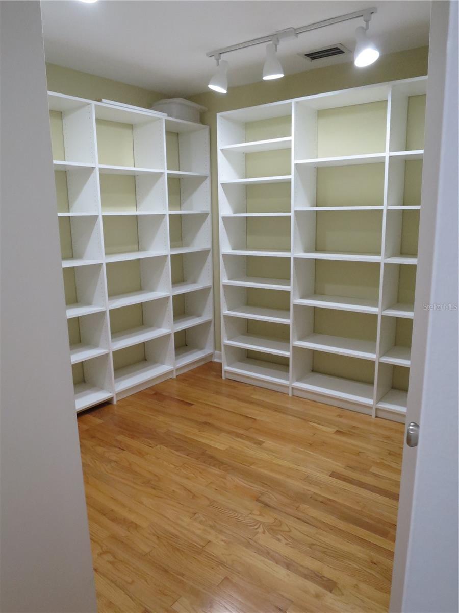 ALOMA - Commercial Sale