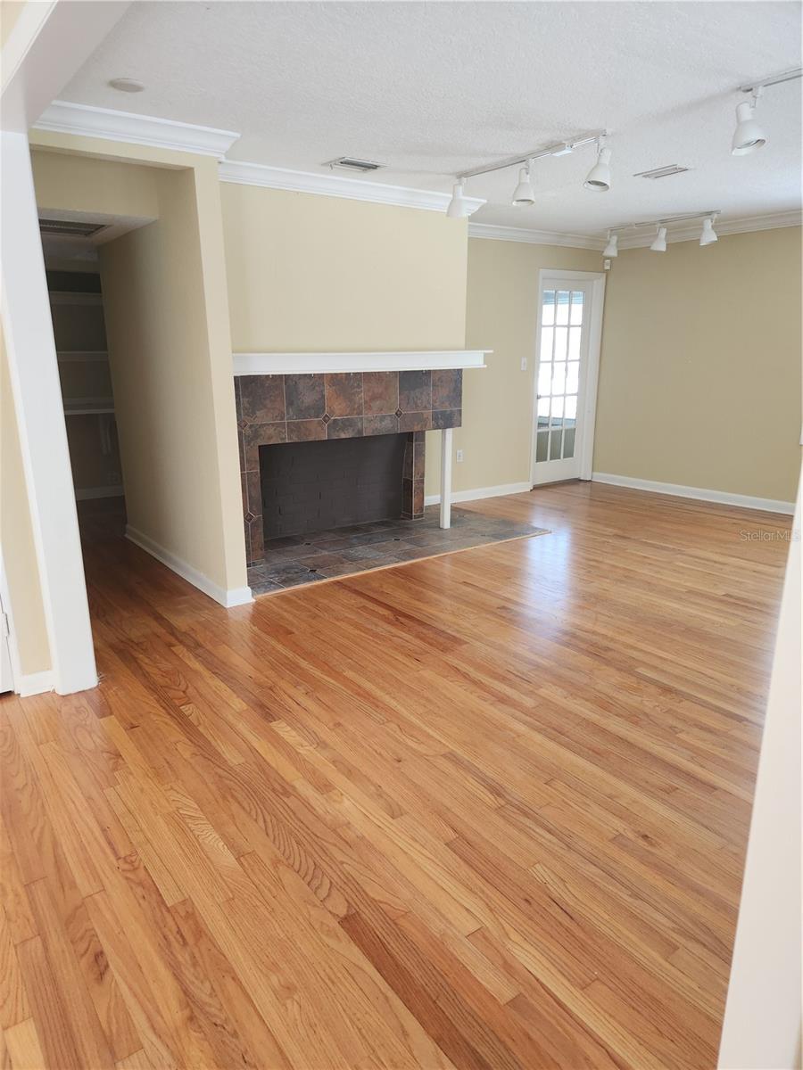 ALOMA - Commercial Sale