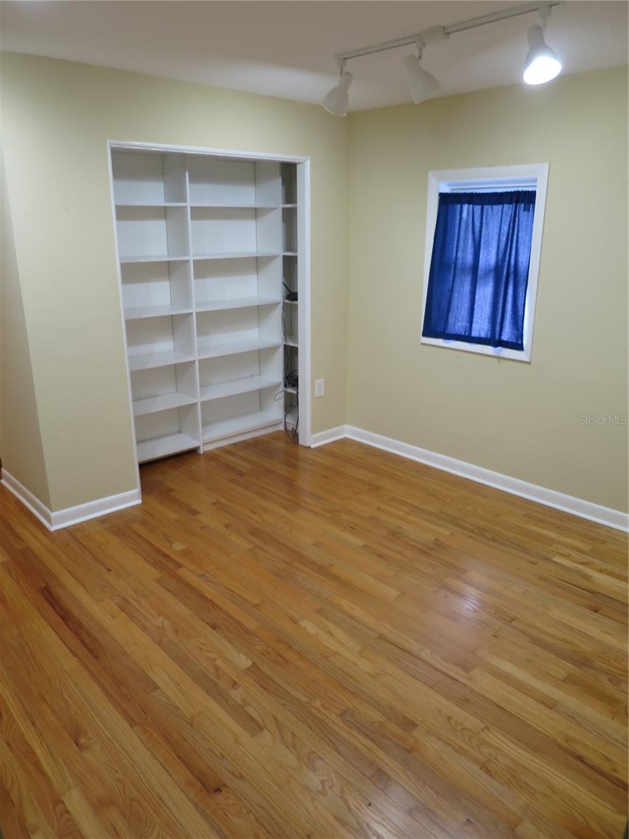 ALOMA - Commercial Sale