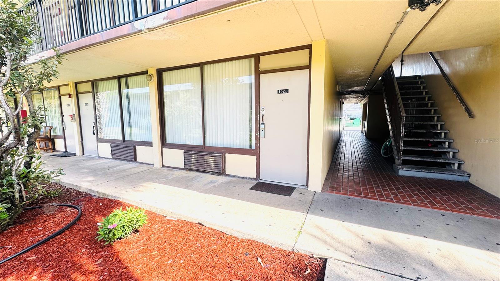 SANDLAKE COURTYARDS CONDO 5901/3515 - Residential Lease