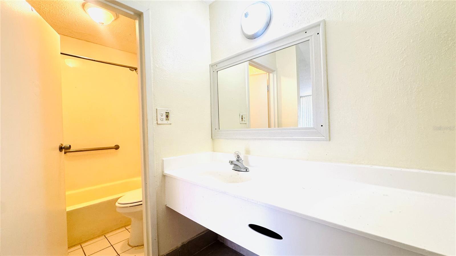 SANDLAKE COURTYARDS CONDO 5901/3515 - Residential Lease