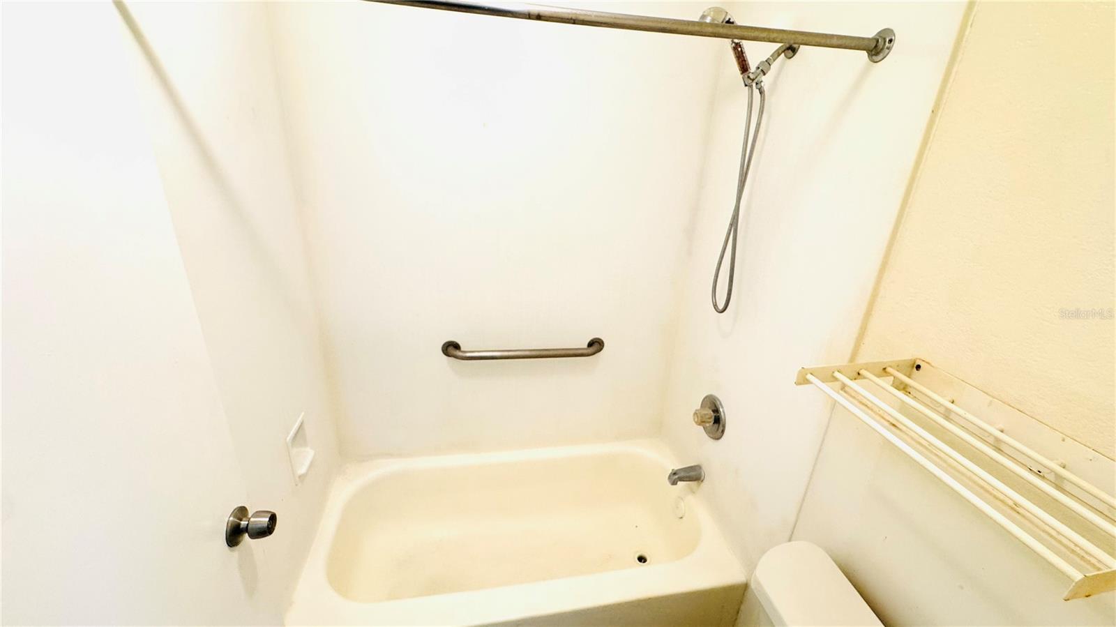 SANDLAKE COURTYARDS CONDO 5901/3515 - Residential Lease