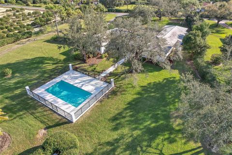 A home in LAKE WALES