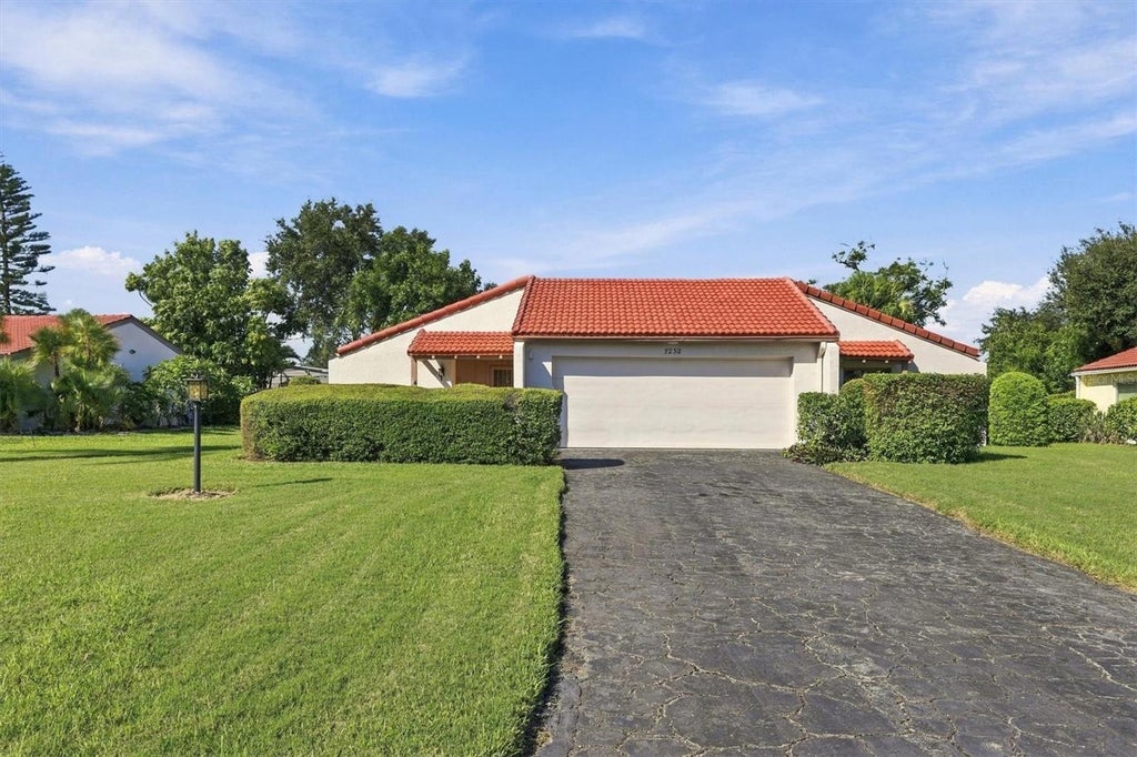 Photo of 7232 Las Casas Drive #7232, Sarasota, FL 34243 (MLS # A4704905)