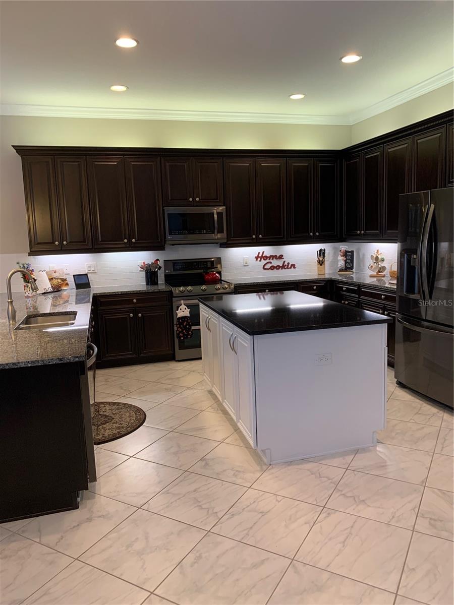 VALENCIA LAKES - Residential