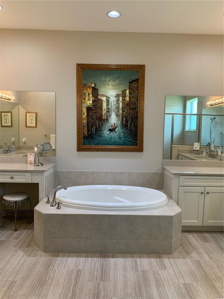 VALENCIA LAKES - Residential