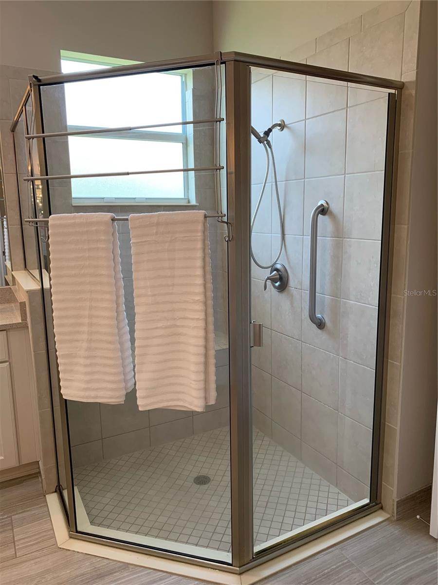 VALENCIA LAKES - Residential