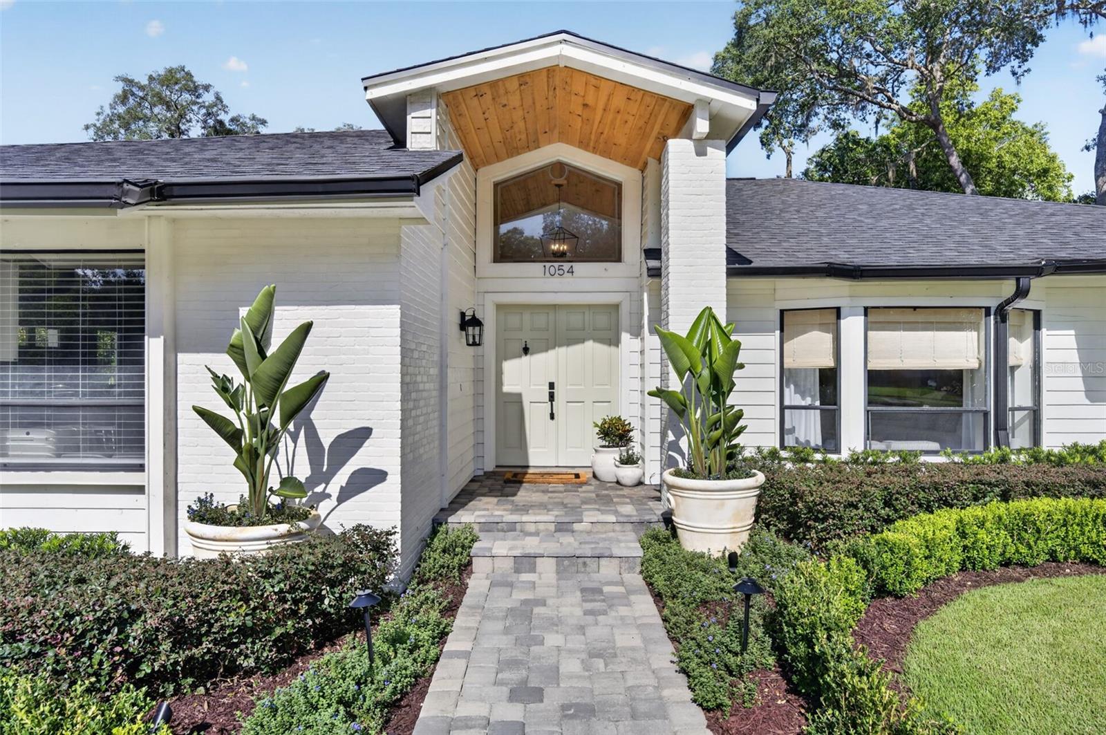 1054 WHISPERING COVE