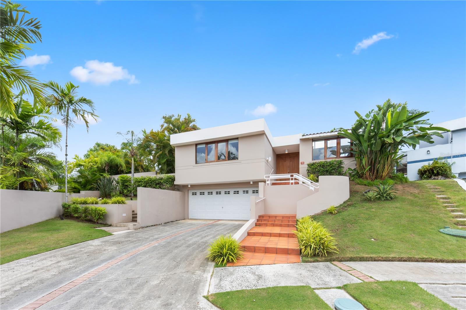 Beautiful and unique home in Paseos Las Vistas II. This spectacular property sits on a 1,160-square-meter lot and features a stunning swimming pool, terrace, and lush landscaping that provides privacy and a fresh, breezy ambiance. The home is filled with natural light and enjoys excellent ventilation due to its prime location at the highest point of the community.
The kitchen is a dream—completely remodeled with a modern gas stove, double-door wine cooler, and high ceilings. Nearly every room offers views of the garden and pool.
The backyard showcases a saltwater pool with a heater, a full bathroom, a terrace with a bar, and a half basketball court. The property boasts high ceilings, spacious bedrooms, a two-car garage, five bedrooms, and four full bathrooms. It is also equipped with a 25-kilowatt generator and a 3,000-gallon water cistern.
Paseos offers a clubhouse with a gym, swimming pool, passive parks, and 24/7 security.