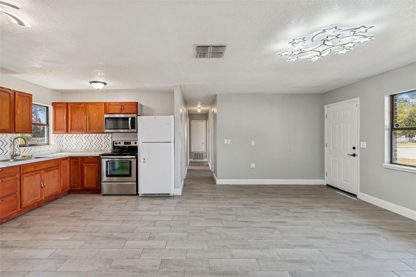 1402 ROLLING GREEN DRIVE