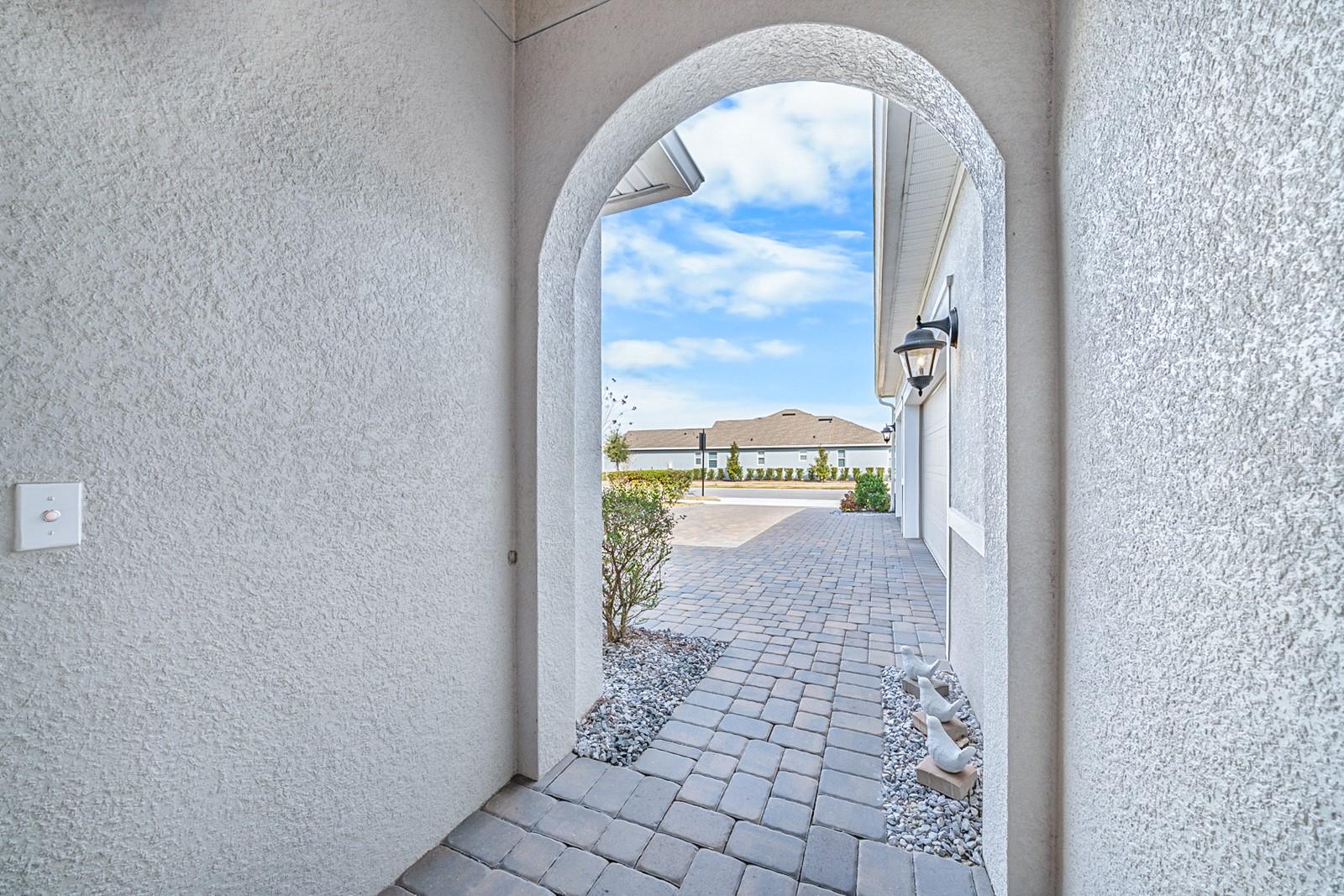 1038 VICTORIA HILLS DRIVE S