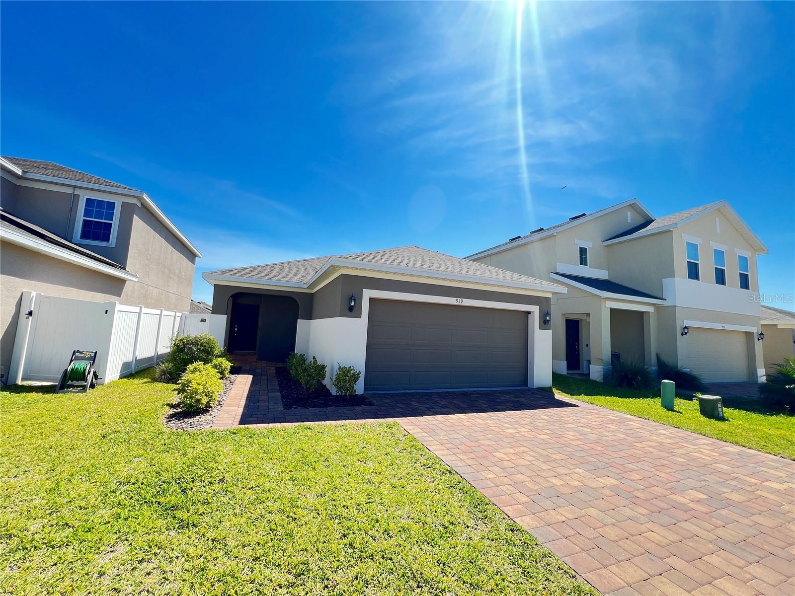 939 ANNA PLACE