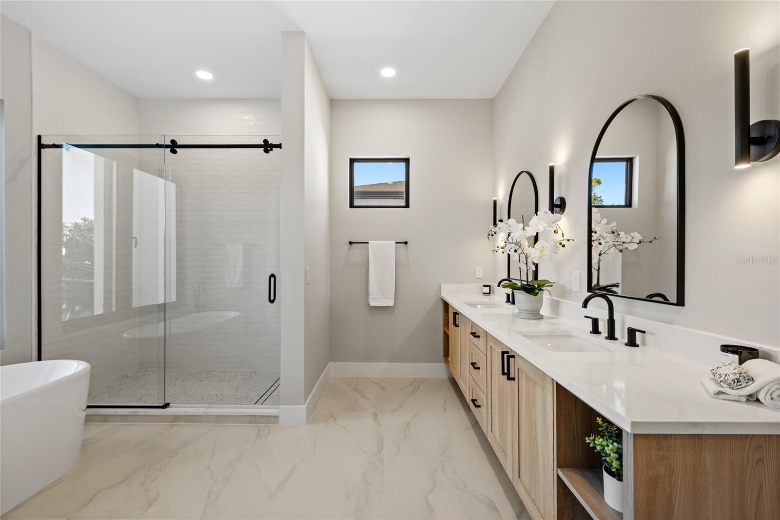 LAKE EMERALD - Residential