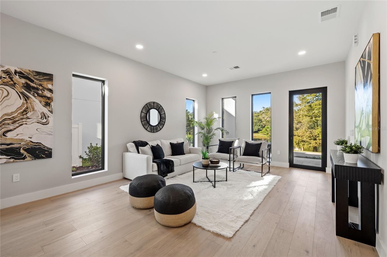 LAKE EMERALD - Residential