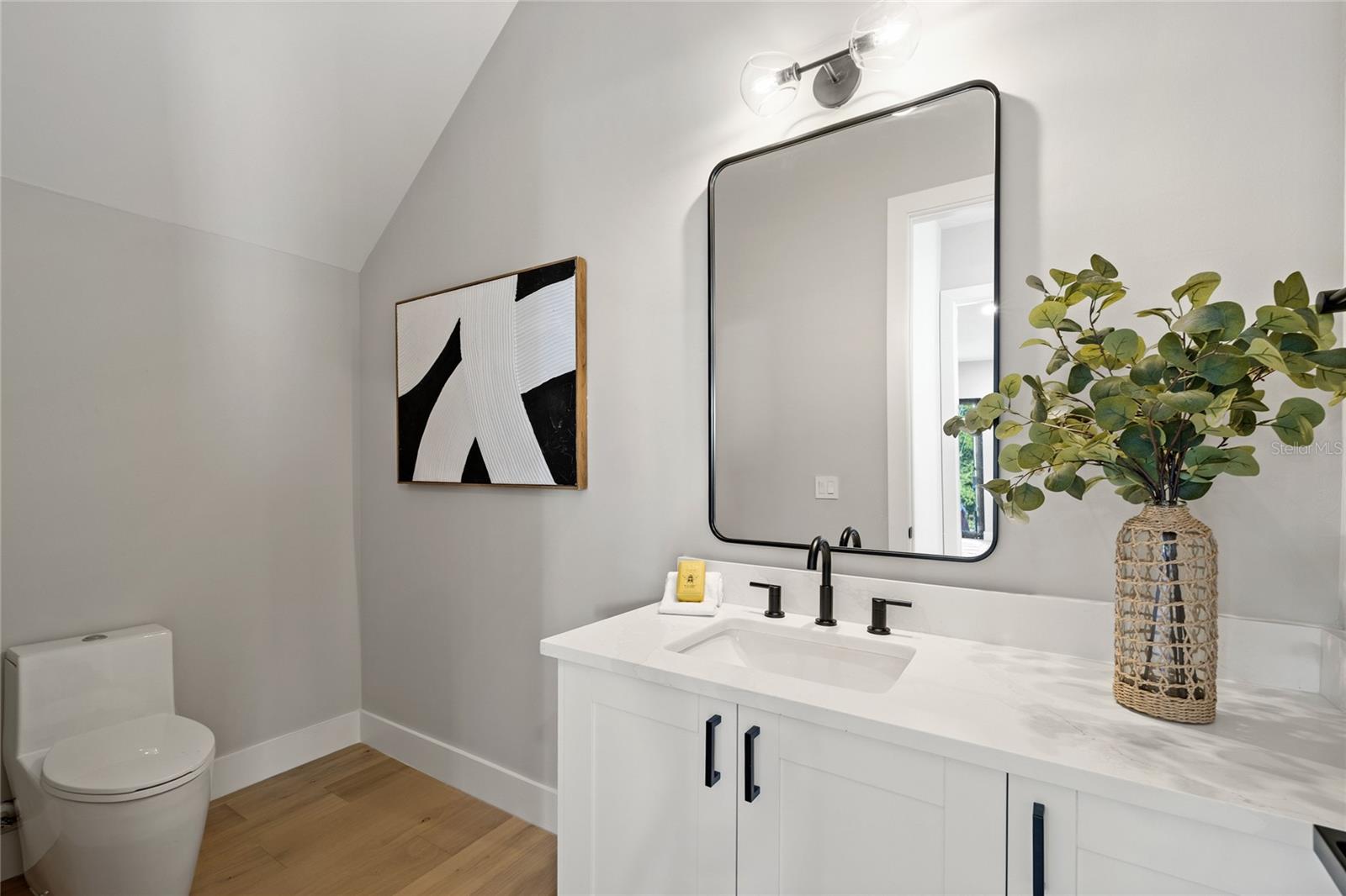 LAKE EMERALD - Residential