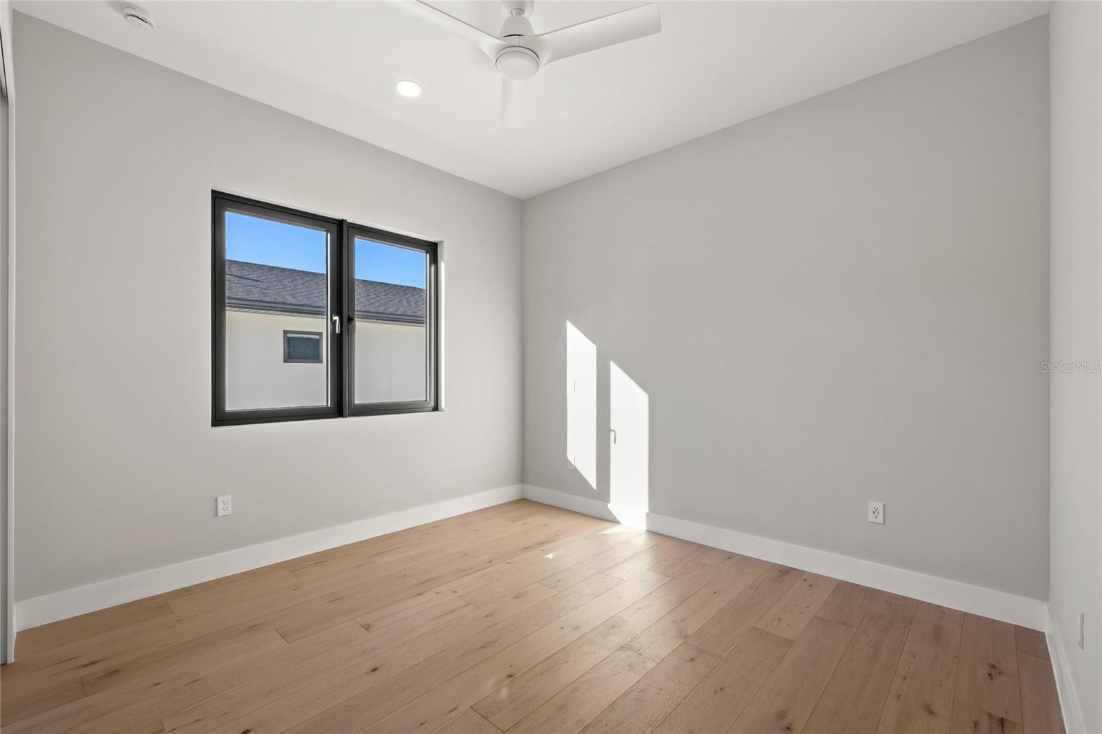 LAKE EMERALD - Residential