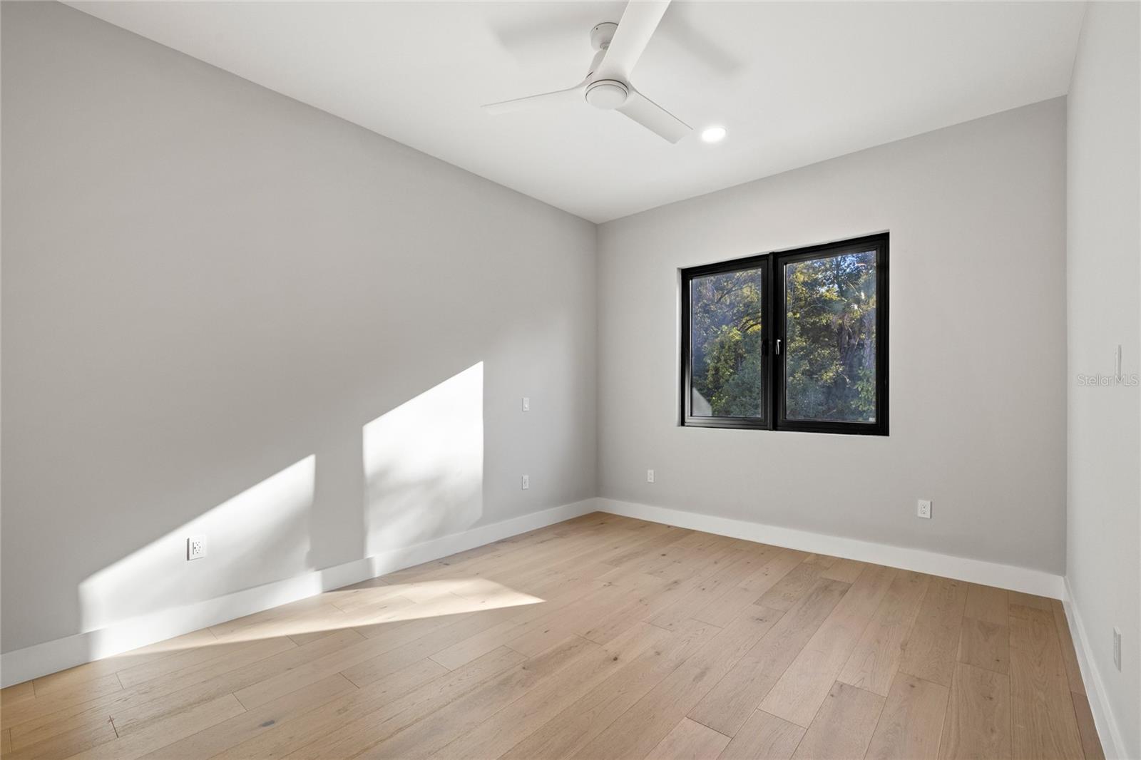 LAKE EMERALD - Residential