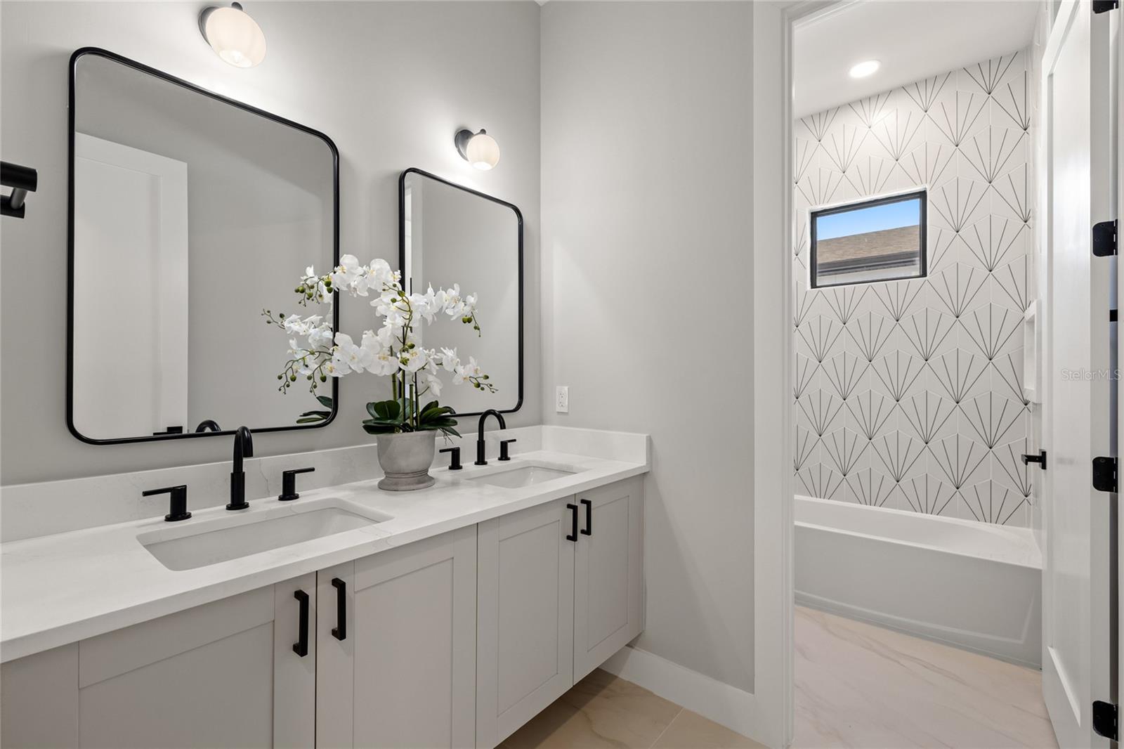 LAKE EMERALD - Residential