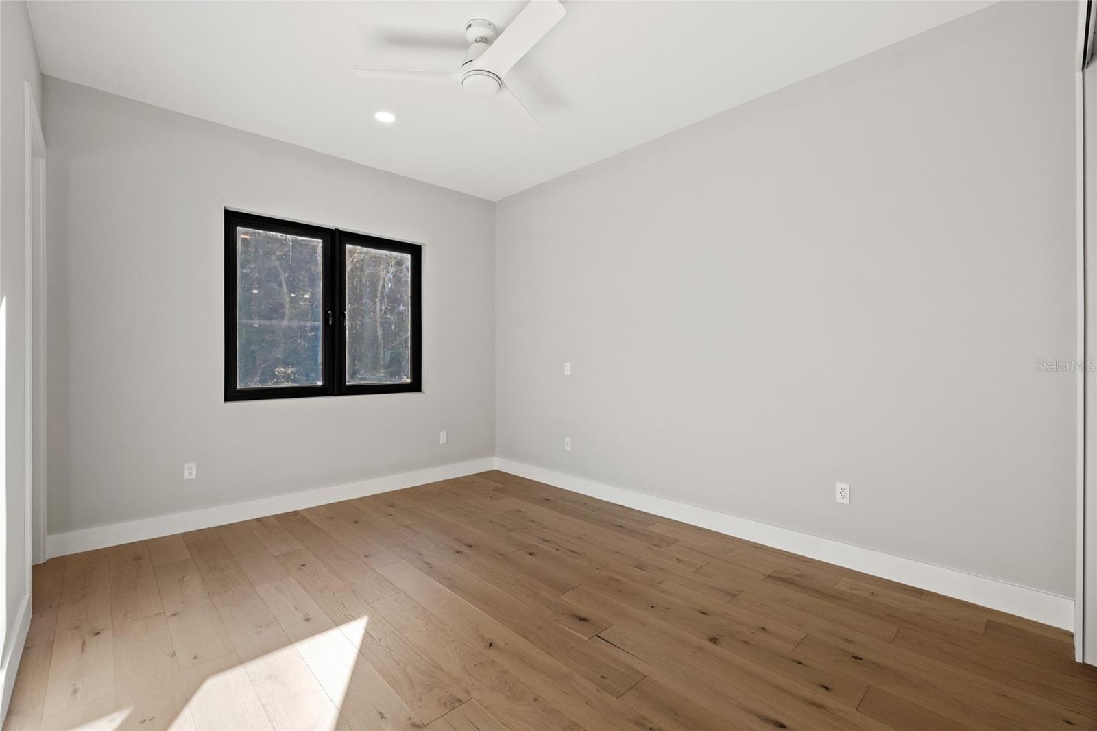 LAKE EMERALD - Residential