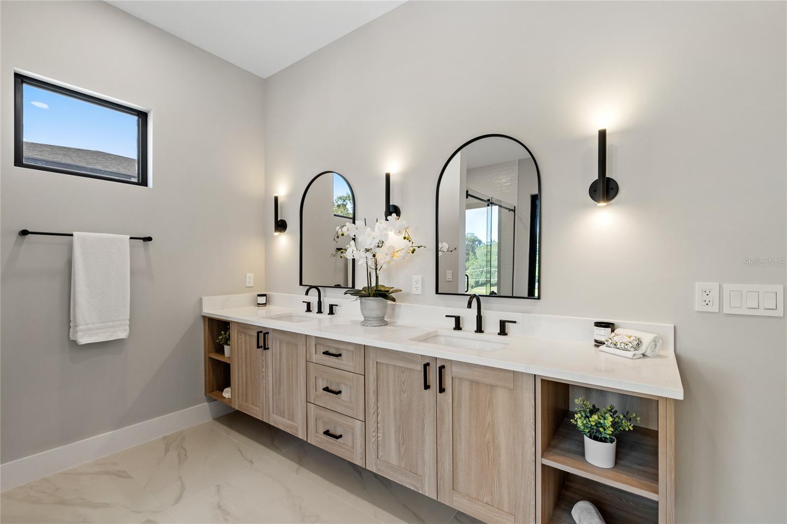 LAKE EMERALD - Residential