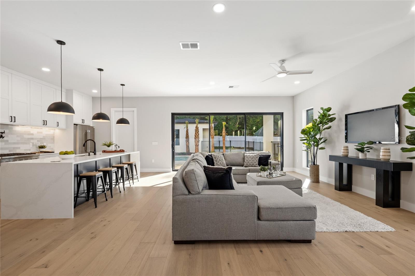 LAKE EMERALD - Residential