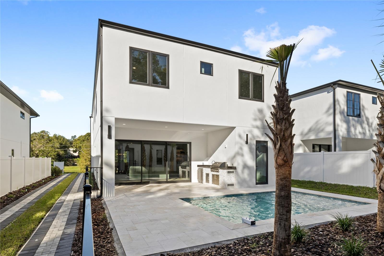 LAKE EMERALD - Residential